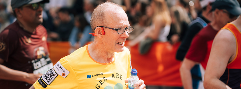 Auriculares running: por qué los modelos de oído abierto son la opción más segura para correr