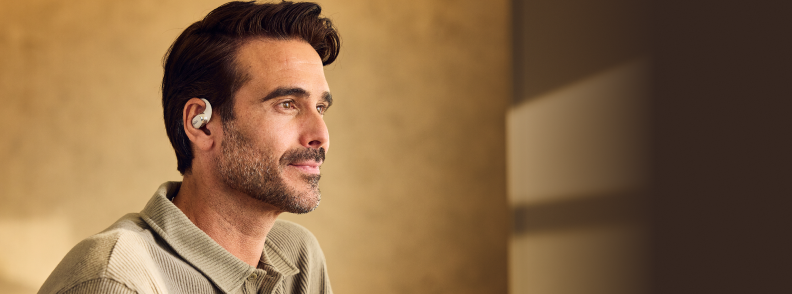 Por qué cada vez más viajeros de negocios eligen auriculares open-ear
